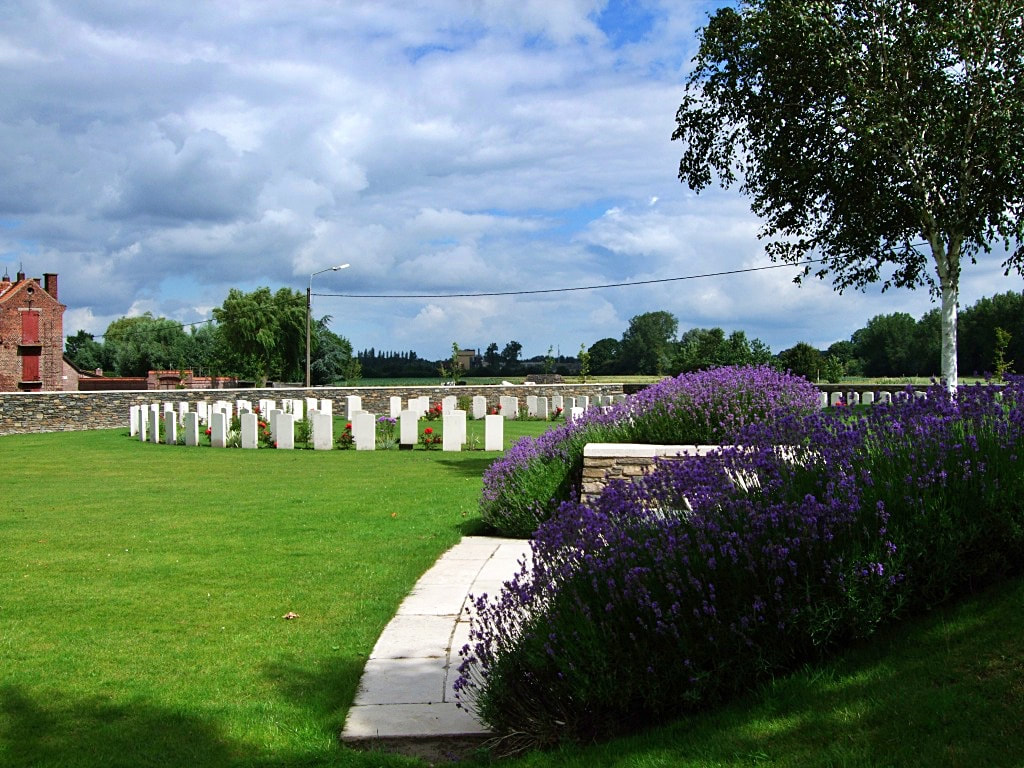 Railway Dugouts Cemetery (Transport Farm)