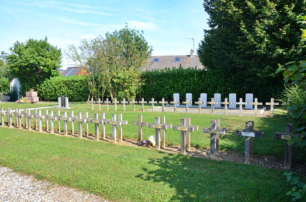 Sains en Amiénois Communal Cemetery
