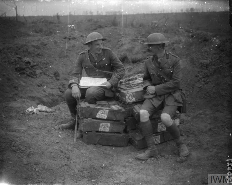 A Staff Colonel of the 36th (Ulster) Division talking to an Artillery Major near Wytschaete, 10 June 1917. © IWM (Q 5627)