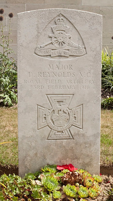 Étaples Military Cemetery, VC Reynolds