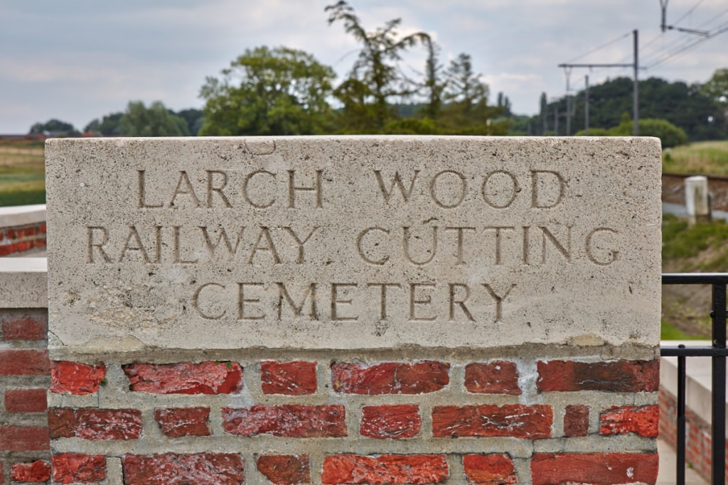 Larch Wood Cemetery (Railway Cutting)