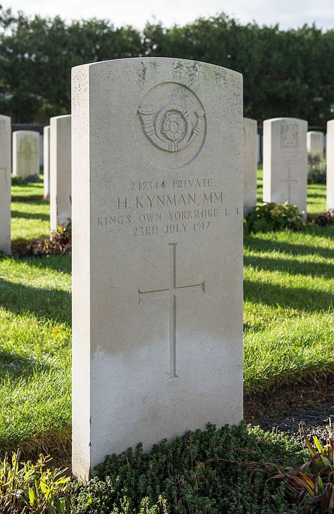 Ramscappelle Road Military Cemetery - Kynman, MM.